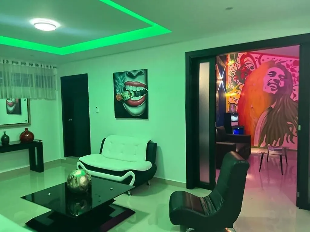산티아고 데 로스 카바예로스 Luxury 5 Beds Penthouse - Private Jacuzzi & Karaoke Bar 아파트